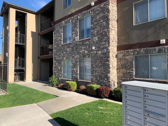 Building Photo - 946 W 630 S