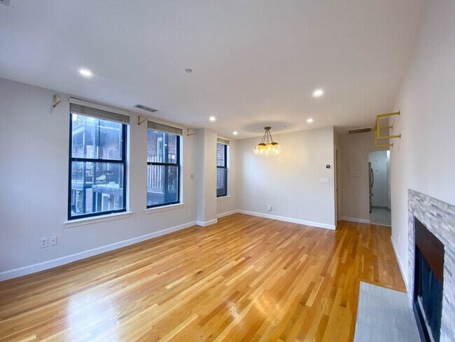 Building Photo - 75 Clarendon St
