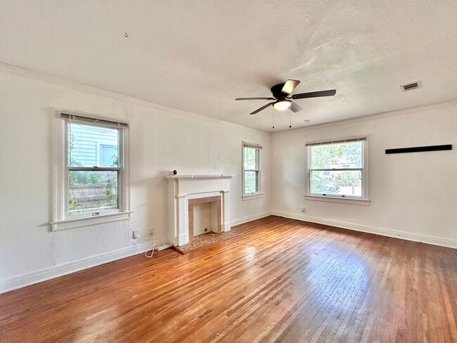 Building Photo - Charming 2/BR 1/BA Home with Spacious Fenc...