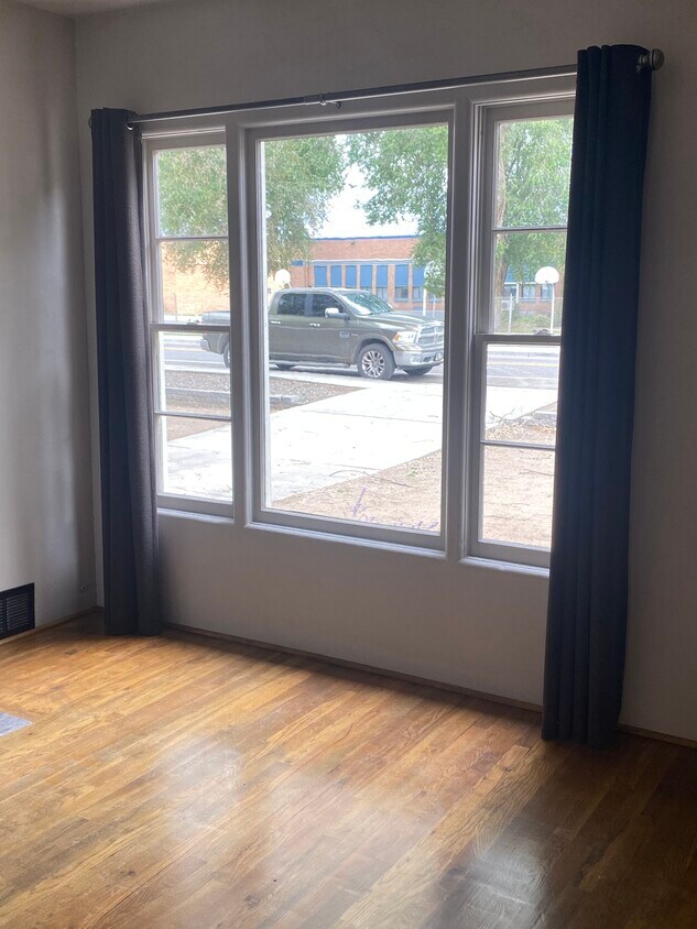 Foto del edificio - 735 Adrian Blvd