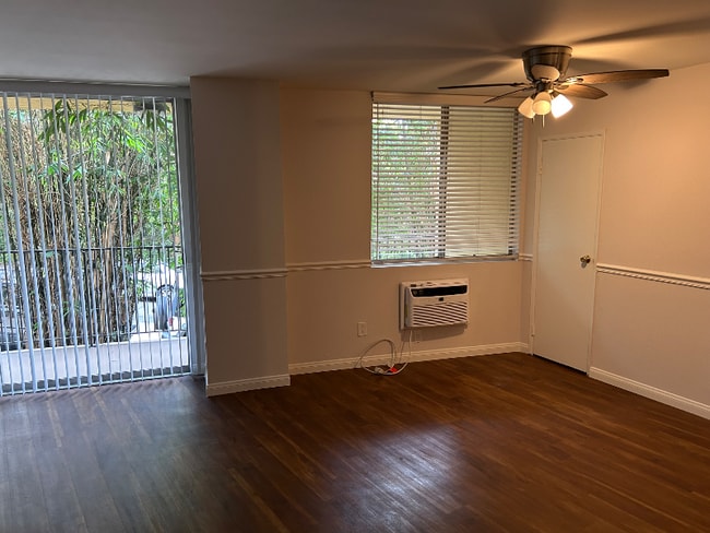 Foto del edificio - 7100 Hillside Ave