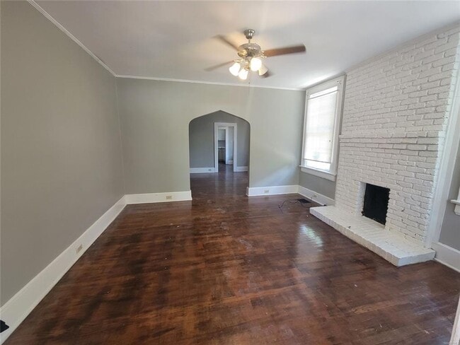 Building Photo - 2 Bedroom 1 Bath in Triplex in the Beautiful Garden District