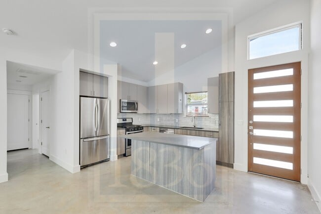 Building Photo - 1309 Delano St