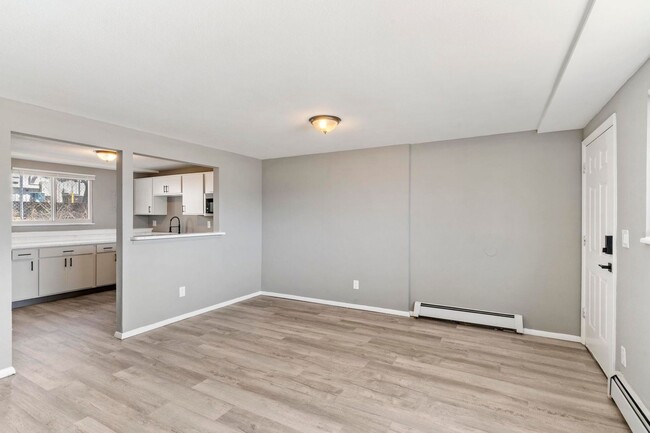 Building Photo - Beautifully renovated 2 bedroom with washe...