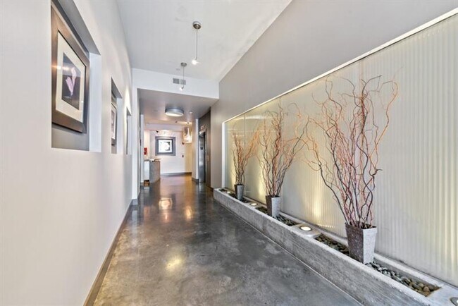 Building Photo - 335 W Ponce de Leon Ave
