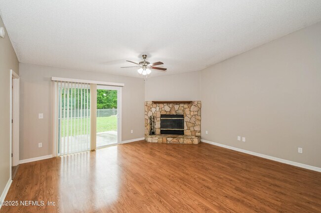 Foto del edificio - 8155 Teaticket Dr