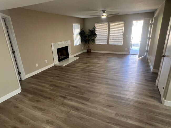 Foto del edificio - ******* 2 WEEKS FREE RENT ******* A Fabulous 2 Bedroom Condo on the First floor.