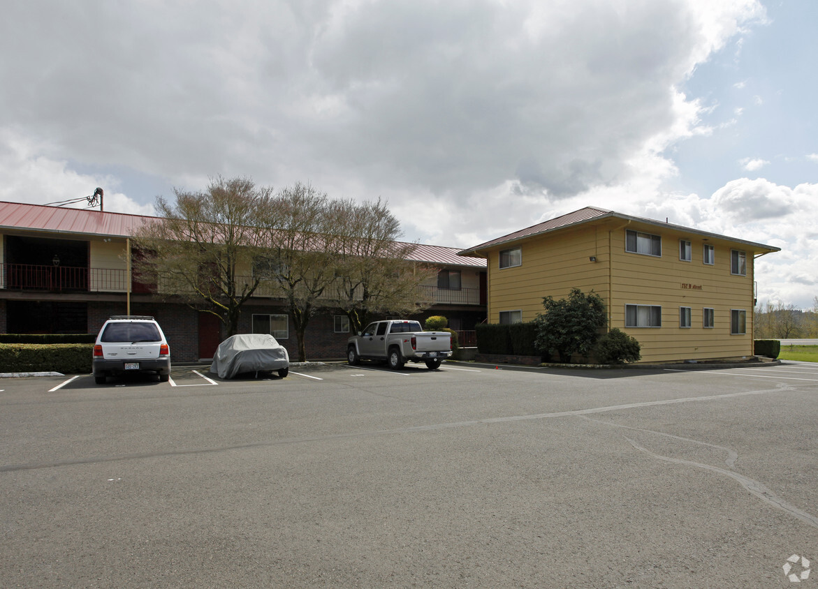 Building Photo - Shaver Apartments