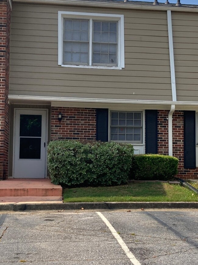 Building Photo - 2030 Kings Gate Cir