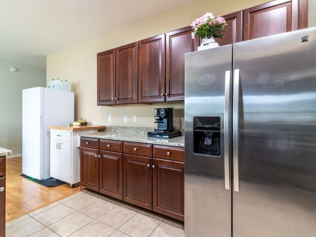 Foto del edificio - YEAR-ROUND - UNFURNISHED - CONDO  - WOODS ...