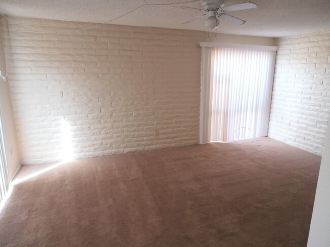 Building Photo - Fort Lowell & Campbell 2/1 - A/C and all a...