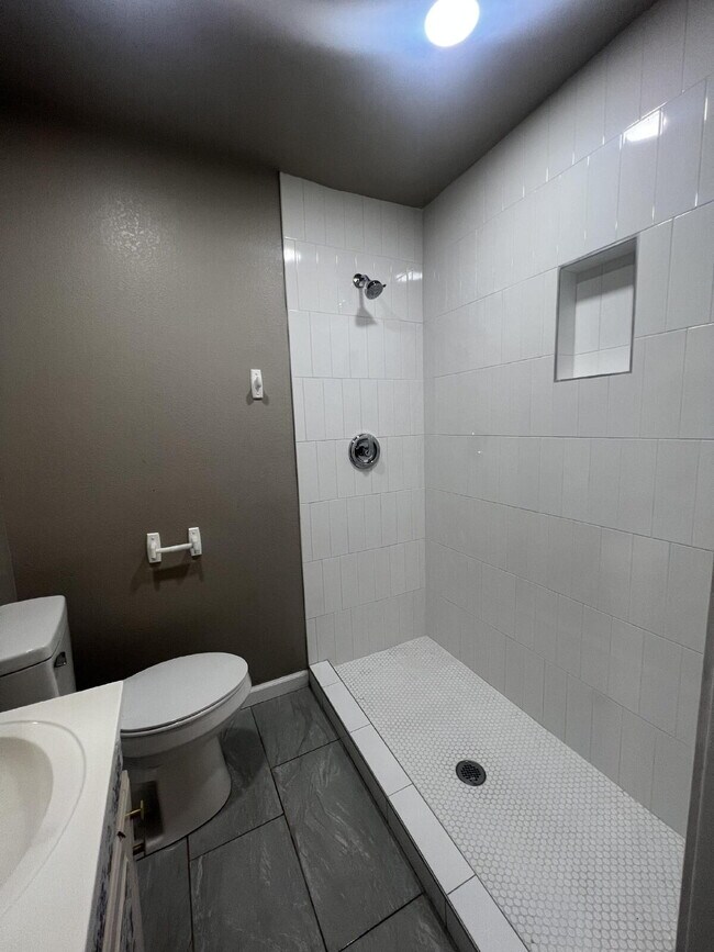 Foto del edificio - 4 Bedroom/2 Bathroom with 2 Living Rooms!