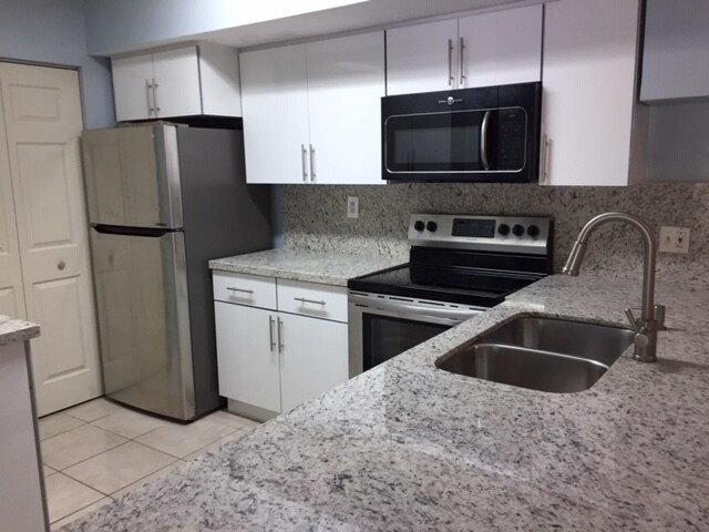 Kitchen - 2640 S University Dr