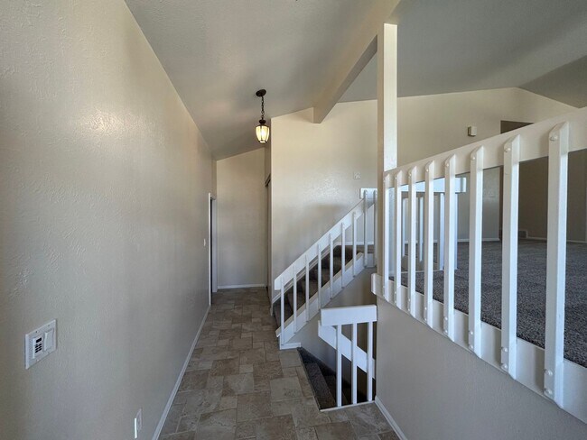 Building Photo - 2223 Ptarmigan Ln