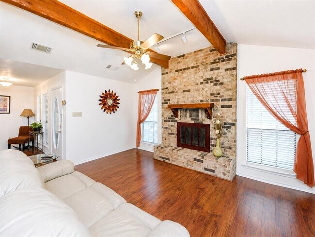 Foto del edificio - 2217 Parkside Dr