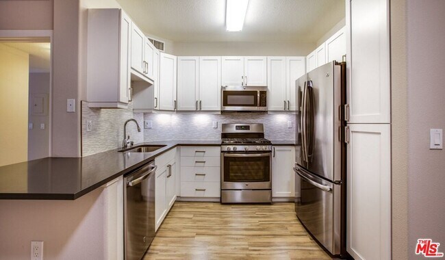 Foto del edificio - 6240 W 3rd St