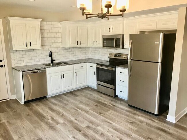 Building Photo - Newer 3 Bedroom / 2.5 Bathroom Home in Blu...