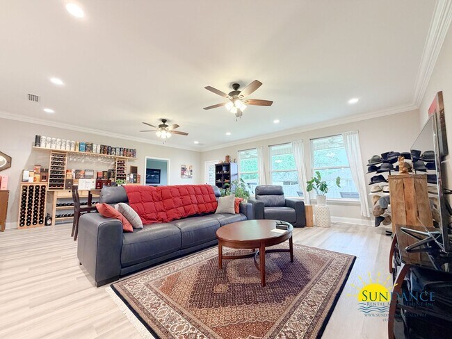 Foto del edificio - Stunning Shalimar 4 Bedroom / 3 Full Bathroom Home with Solar Energy Efficiency!