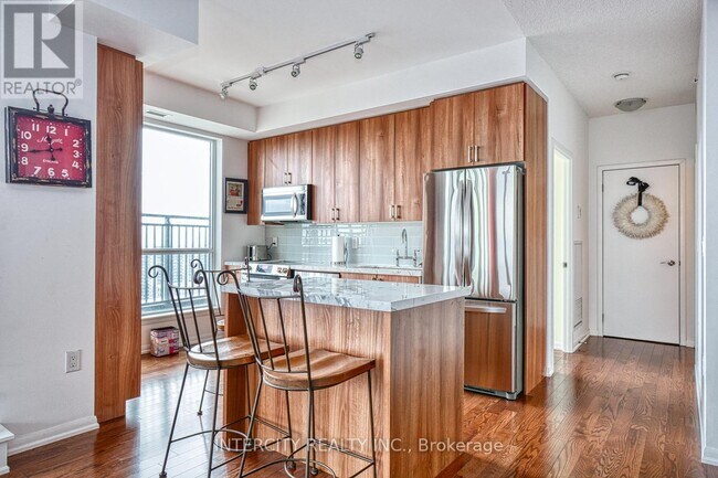 Photo du bâtiment - 800 Lawrence Ave W