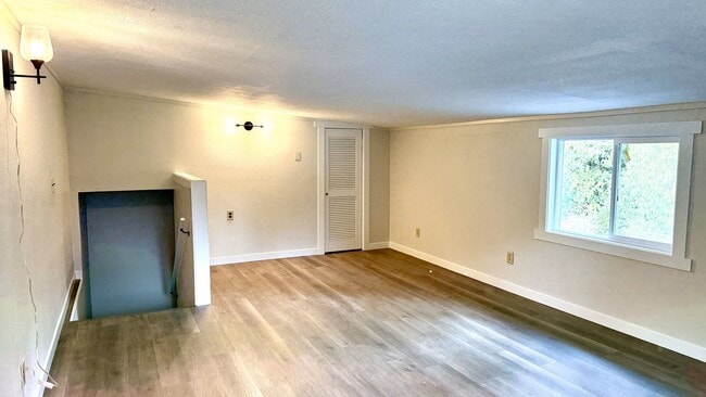 Building Photo - 4 Bedroom home + Yard - Issaquah Schools