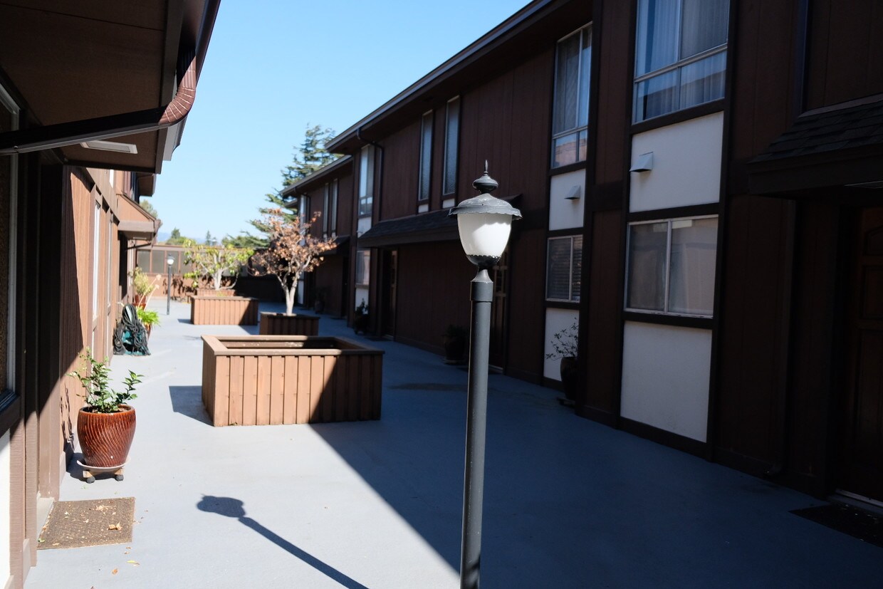 Courtyard 2 - 2106 Otis Dr