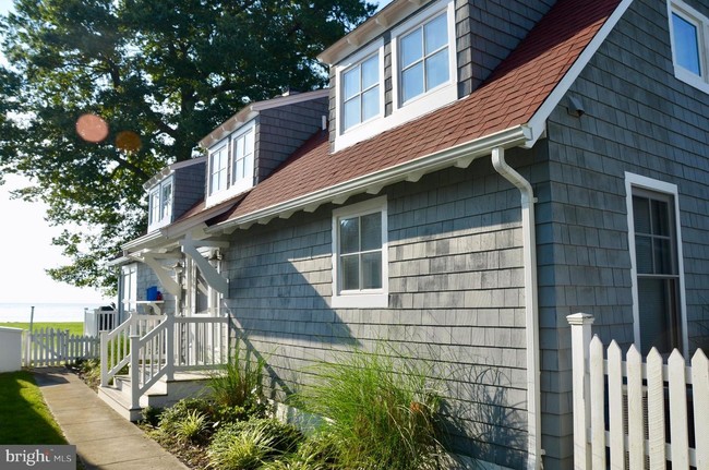 Building Photo - 1057 Bay Front Ave