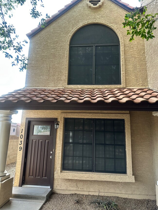 Building Photo - 921 W University Dr
