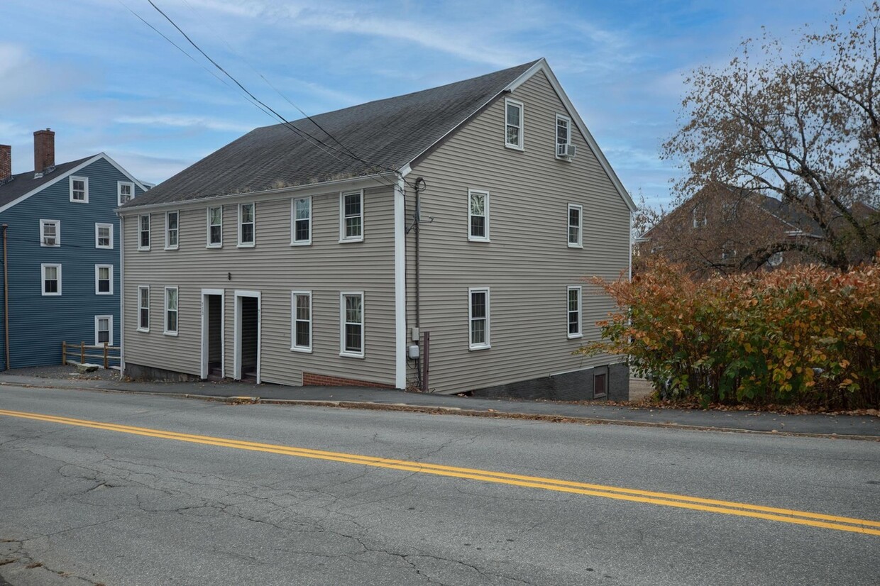 Primary Photo - 711 Main St