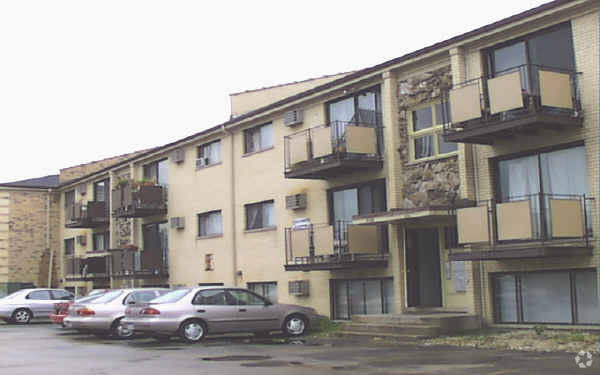 Primary Photo - 5109 N East River Rd