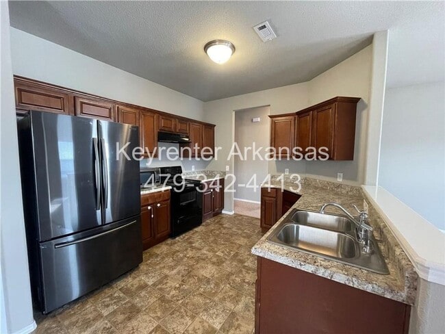 Building Photo - Spacious 3-Bedroom Springdale Home with Fenced Yard