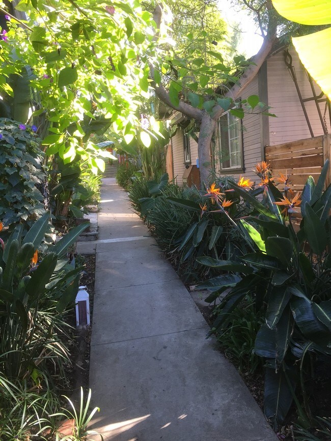 Foto del edificio - 1444-1448 Glendale Blvd