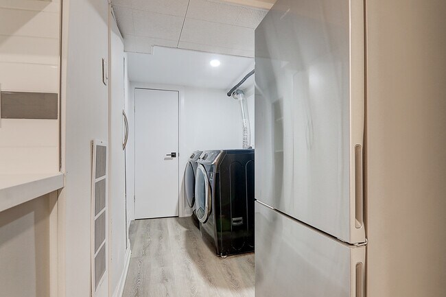 Photo du bâtiment - 130 Lambton Ave