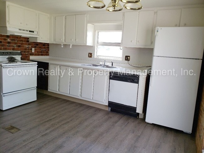 Building Photo - 4409 Summit Dr