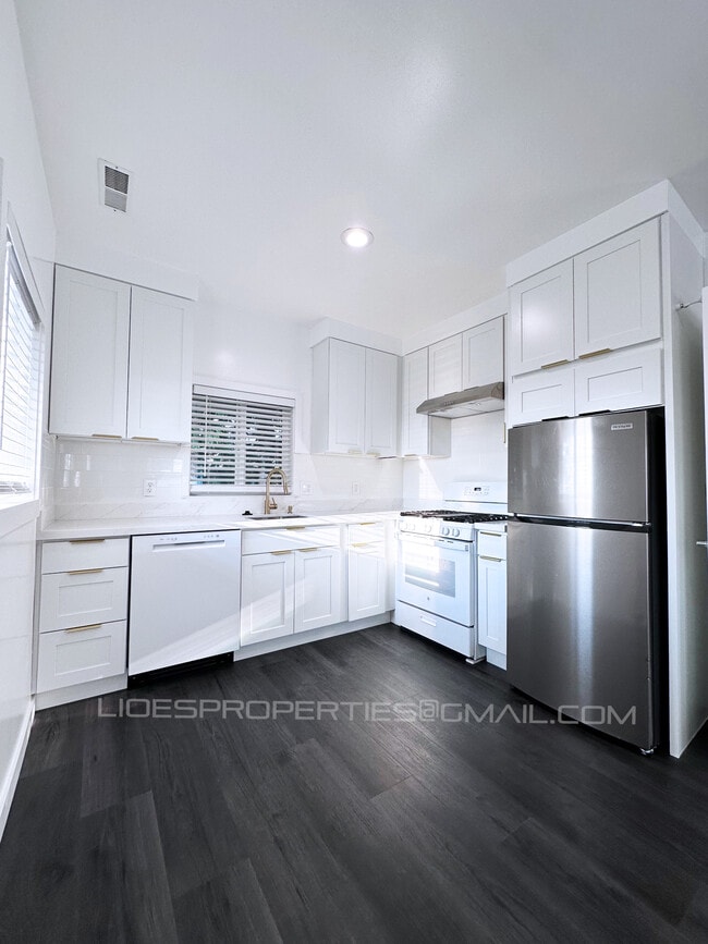 Kitchen - 2417 14th Ave S