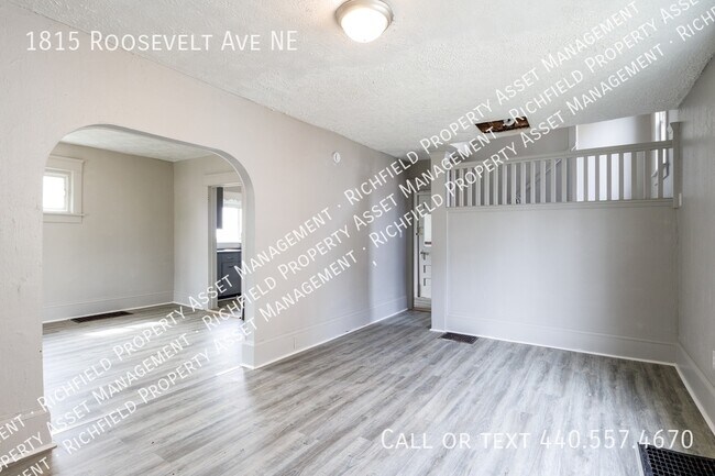 Foto del edificio - 1815 Roosevelt Ave NE
