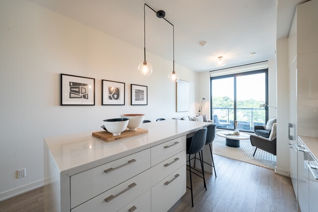 Building Photo - 2118 Bloor St W