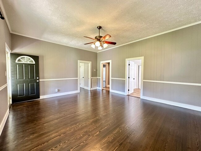 Building Photo - Charming 3 Bedroom Home for Rent – Recentl...