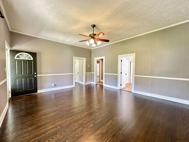 Foto del edificio - Charming 3 Bedroom Home for Rent – Recentl...