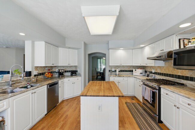 Foto del edificio - 2540 Windy Pines Bend