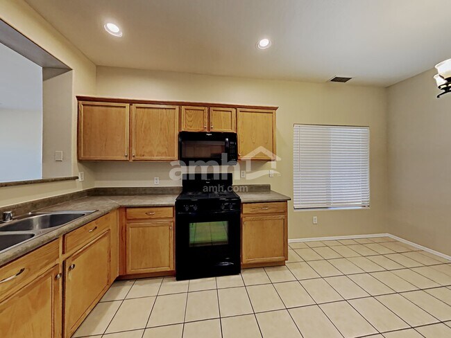 Building Photo - 5526 W Pecan Rd