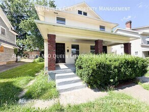 Building Photo - 223 W Parkwood Dr