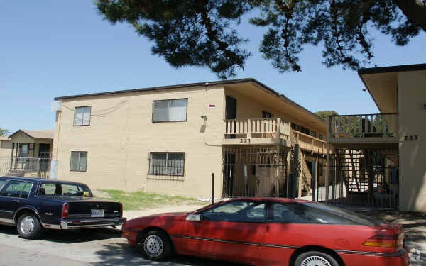 Building Photo - 221 Grove Ave