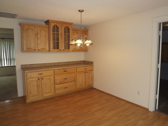Building Photo - Spacious 2 bedroom Duplex!!!