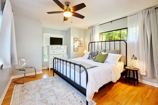 Foto del edificio - 4350 Summit Dr