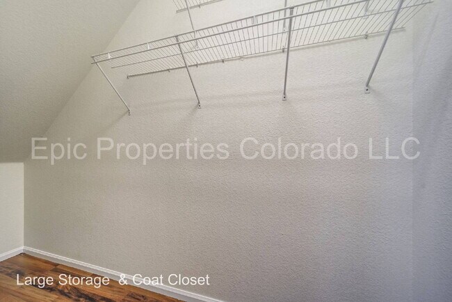 Foto del edificio - First Floor Corner 2 bed/2bath unit by Buckley SFB! Deeded Parking Right in Front!