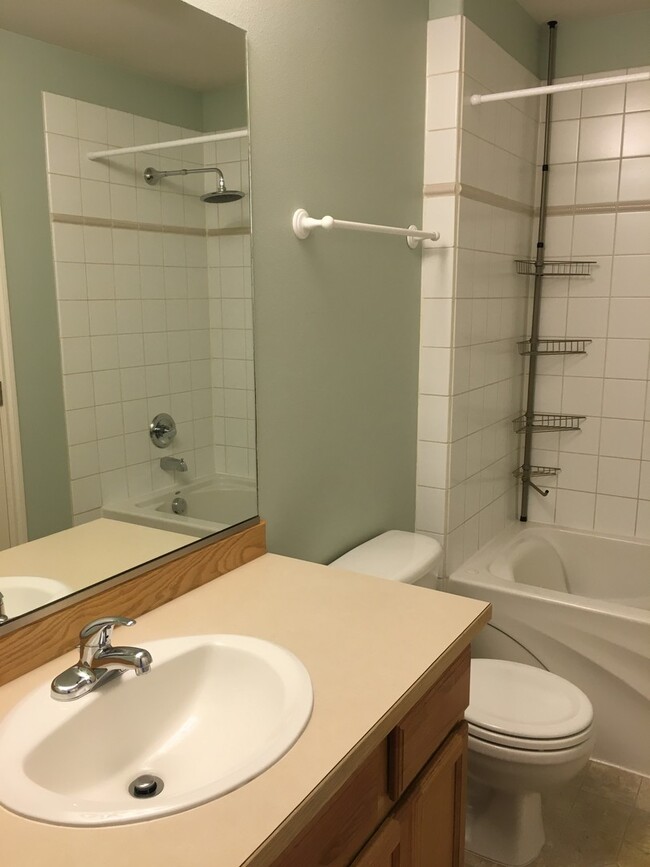 Building Photo - 9245 Commons Pl