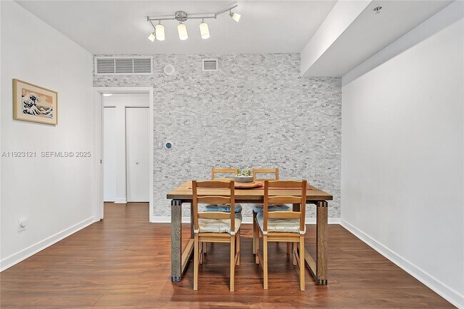 Foto del edificio - 335 S Biscayne Blvd