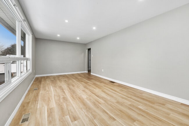 Building Photo - 176 Sydenham St
