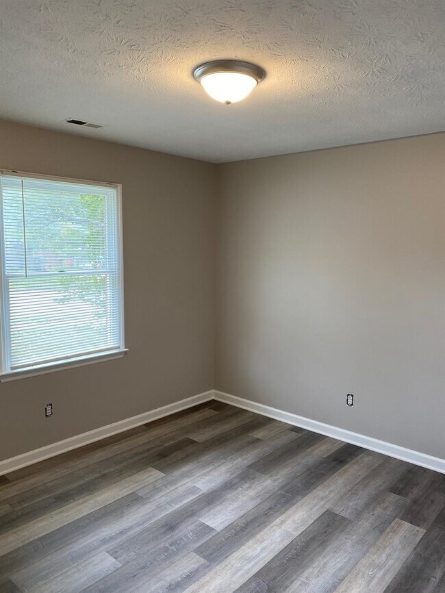Building Photo - 121 Edwards Dr