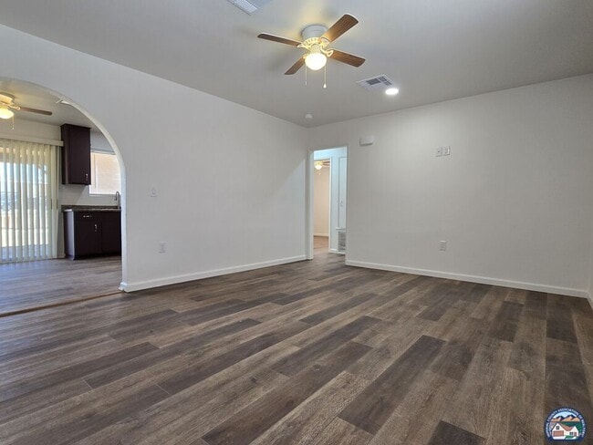 Building Photo - 118 Dahlia Ln